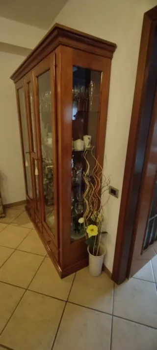 Vetriera in legno massello con ante in vetro