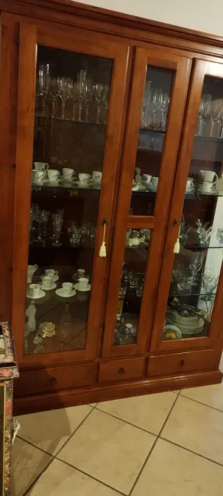 Vetriera in legno massello con ante in vetro