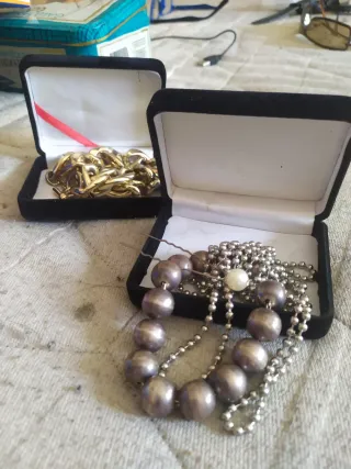 Dos estuches de bisutería