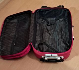 Maleta cómoda y practica roja con ruedas