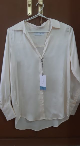 Camisa o blusa satinada. Nueva sin estrenar y con