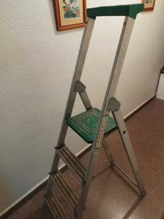 Escalera plegable de aluminio