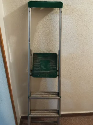 Escalera plegable de aluminio