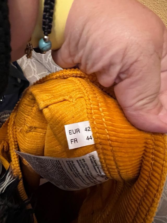 Falda de pana amarilla con botones