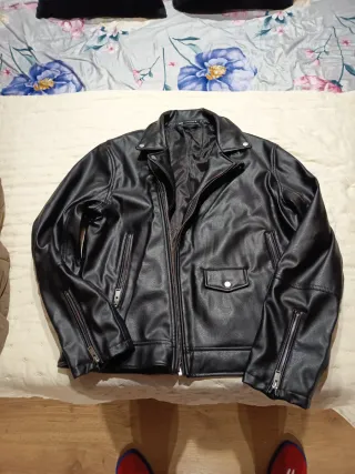 Cazadora efecto piel negra