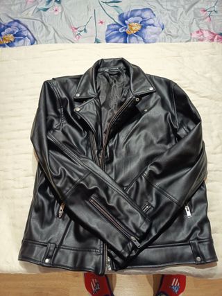 Cazadora efecto piel negra