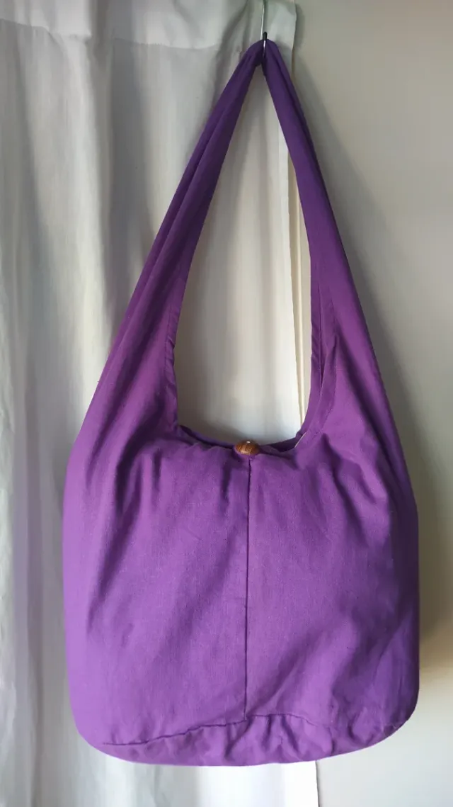 Bolso bandolera violeta hecho en Thailandia.