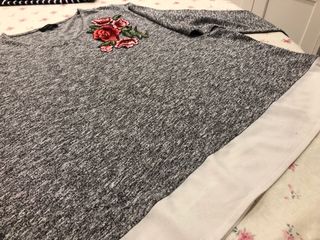 Jersey Antea Gris con Flores Bordadas