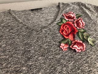 Jersey Antea Gris con Flores Bordadas