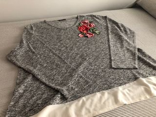 Jersey Antea Gris con Flores Bordadas