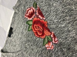 Jersey Antea Gris con Flores Bordadas