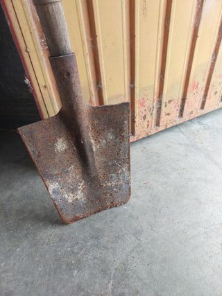 Pala alemana de madera y metal