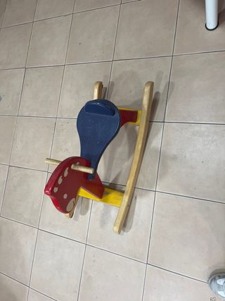 Caballito de madera para niños