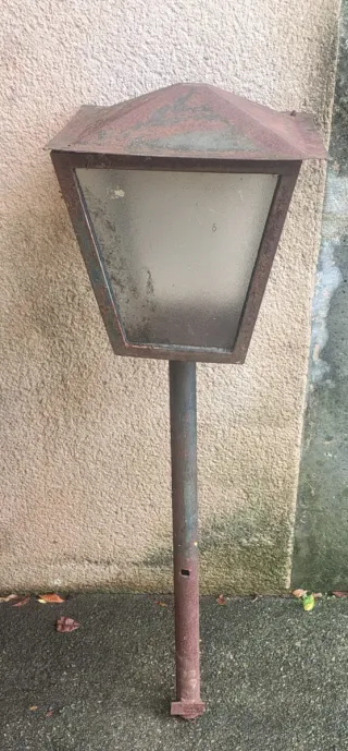 Farola antigua de metal