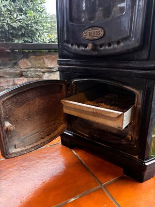 Chimenea de leña negra y verde