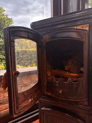 Chimenea de leña negra y verde