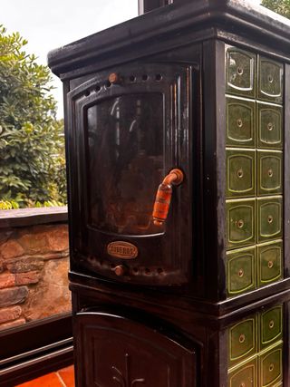 Chimenea de leña negra y verde