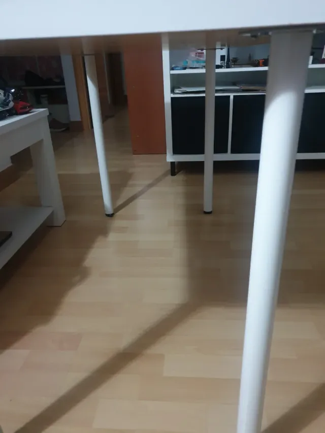 Mesa alta blanca de madera y metal