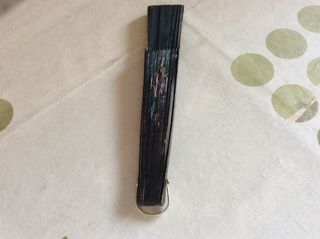 Abanico blanco con diseño de cangrejos y otros