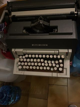 Máquina de escribir Olivetti Línea 98