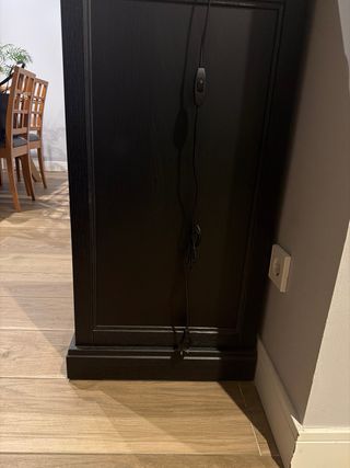 aparador de madera negra con detalles plateados