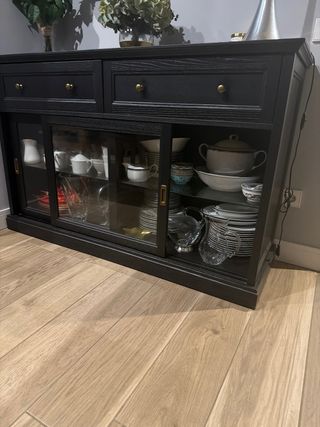 aparador de madera negra con detalles plateados