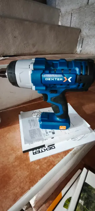 Llave de impacto con cargador y batería