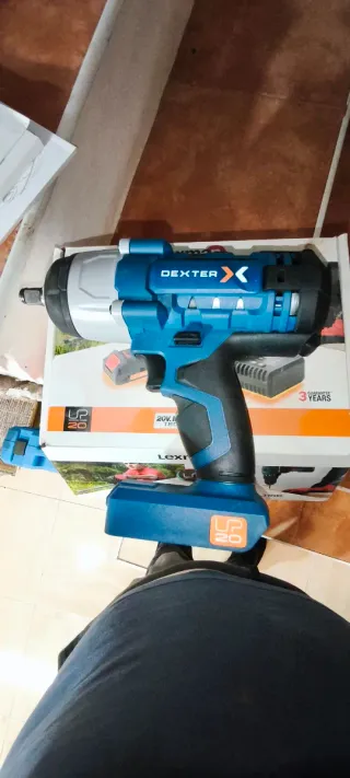 Llave de impacto con cargador y batería