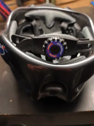 Casco de bicicleta gris marca aerogo talla L-XL