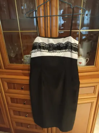Vestido de fiesta blanco y negro con su pañuelo