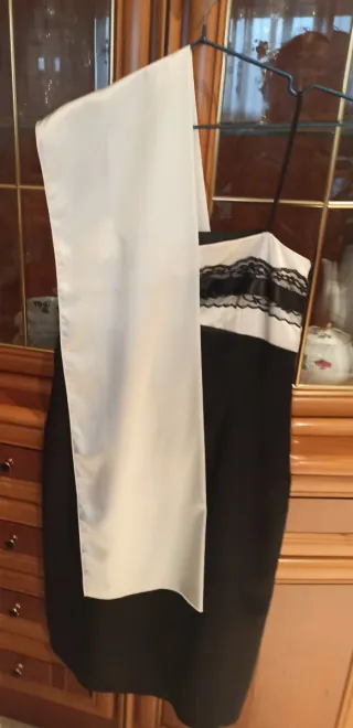 Vestido de fiesta blanco y negro con su pañuelo