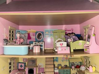 Casa de muñecas de madera rosa