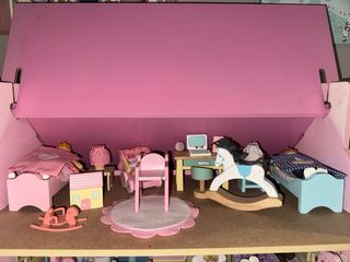 Casa de muñecas de madera rosa