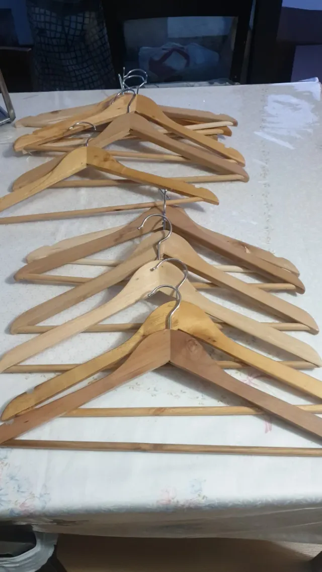 Lote de perchas de madera y metal