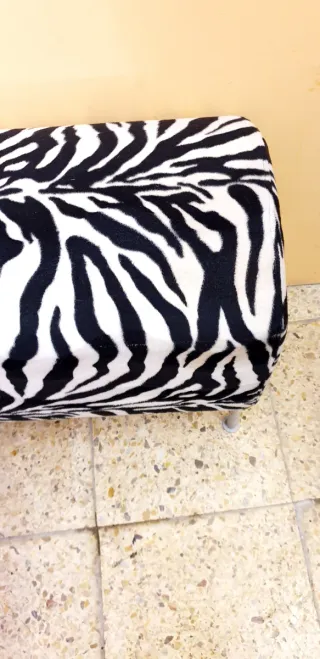 BANCO ASIENTO TAPIZADO EN TELA CON ESTAMPADO