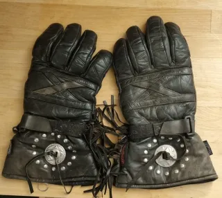 Guantes de cuero custom con conchos y flecos