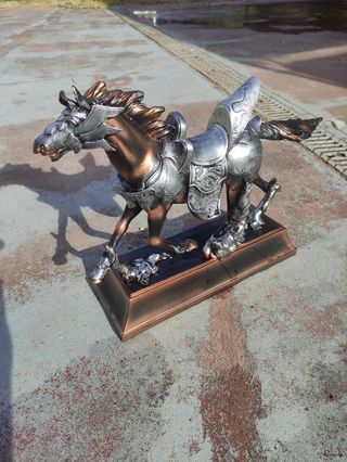 Escultura caballo con armadura