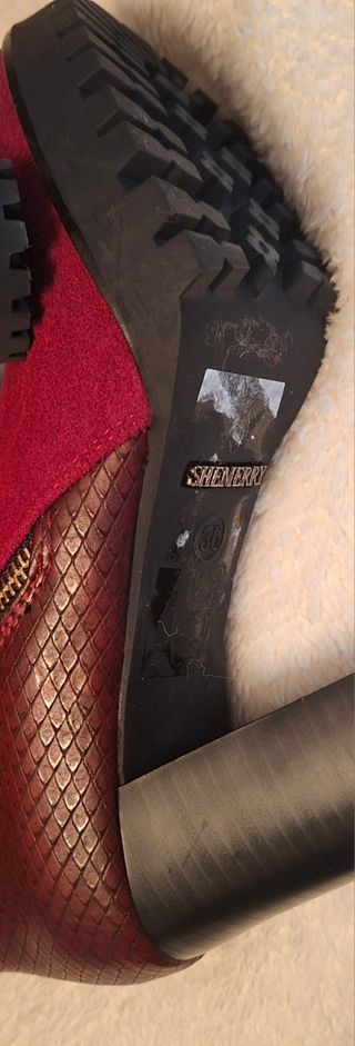 Botines granate con cremallera y tacón