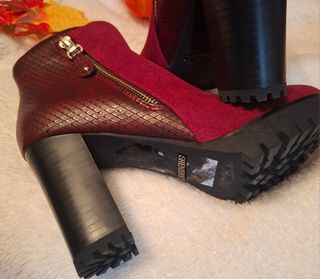 Botines granate con cremallera y tacón