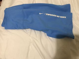 Pantalón corto deportivo Nike Swoosh azul