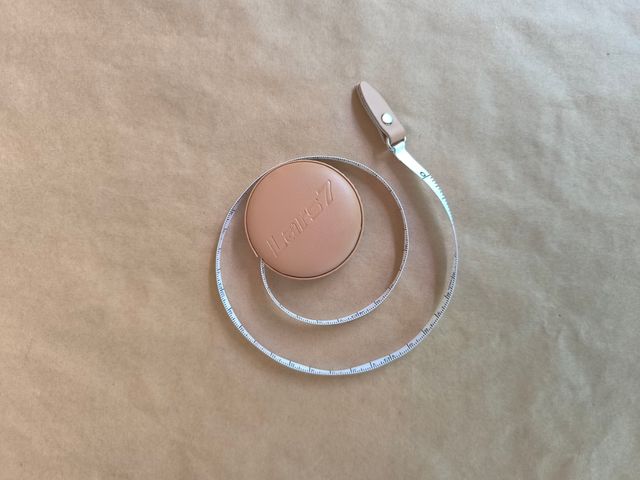 Cinta métrica retráctil con funda de piel - Nueva