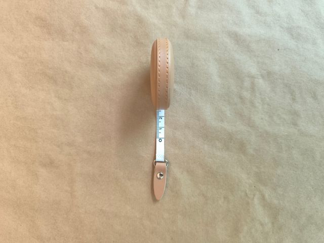 Cinta métrica retráctil con funda de piel - Nueva