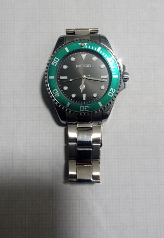 Reloj MEGIR con bisel verde y correa plateada