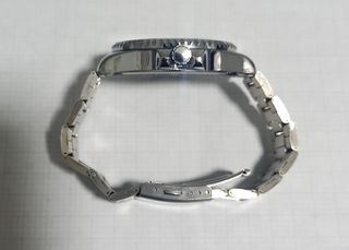 Reloj MEGIR con bisel verde y correa plateada