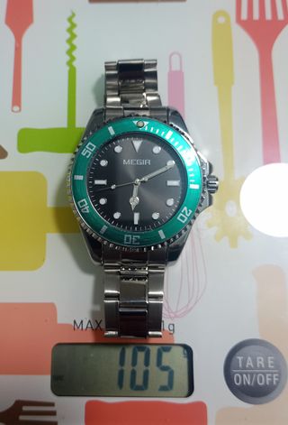 Reloj MEGIR con bisel verde y correa plateada