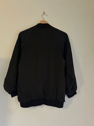 Chaqueta bomber negra con cremallera