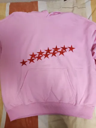 Sudadera rosa con estrellas rojas