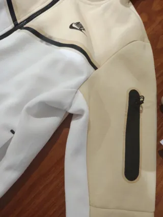 Chaqueta Nike Tech Beige y Blanca