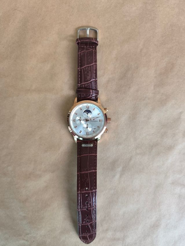 Reloj analógico clásico dorado con correa marrón