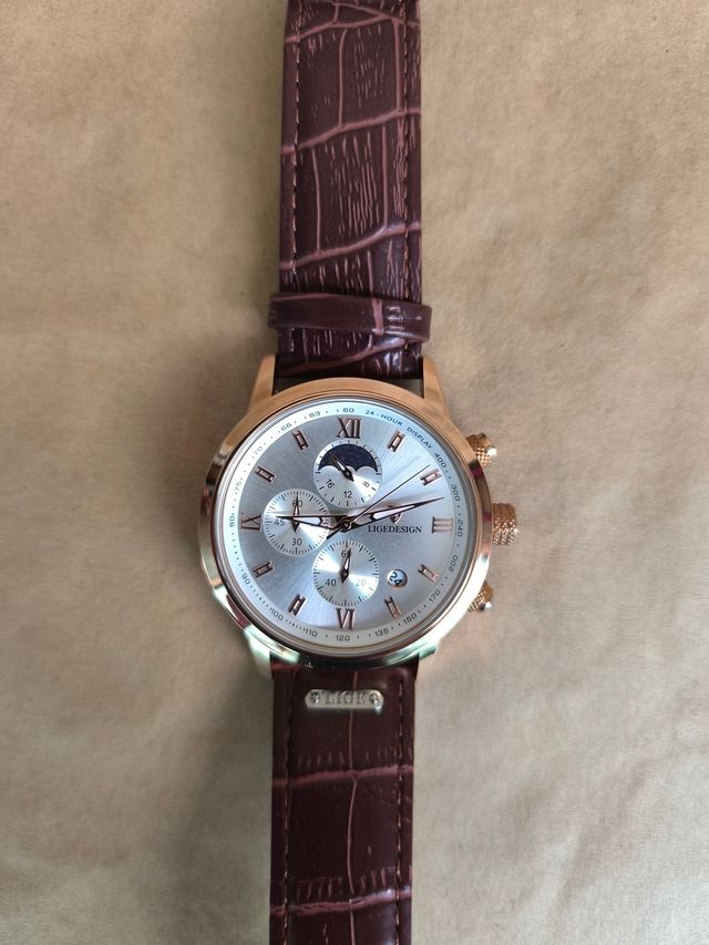 Reloj analógico clásico dorado con correa marrón